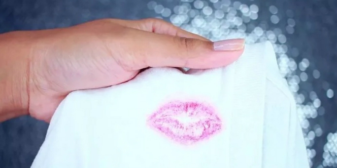 Cara Mudah Hilangkan Noda Lipstik di Baju