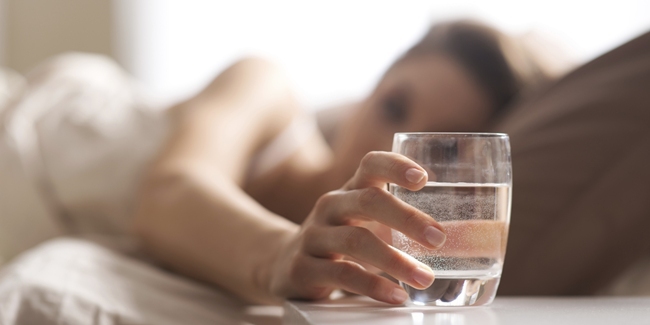 Minum Air Putih Saat Perut Kosong di Pagi Hari, Manfaatnya Wow!