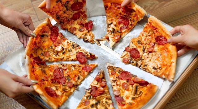 Cara yang Tepat untuk Menyantap Pizza