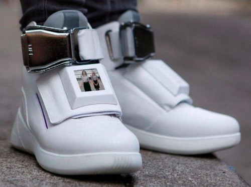 Dilengkapi Layar LED Hingga Wi-Fi, Inikah Sneakers Masa Depan?