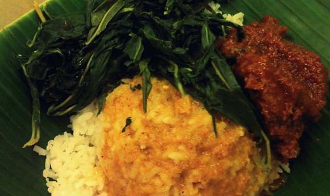 Ini Sebabnya Nasi Padang Lebih Banyak Porsinya kalau Dibungkus?