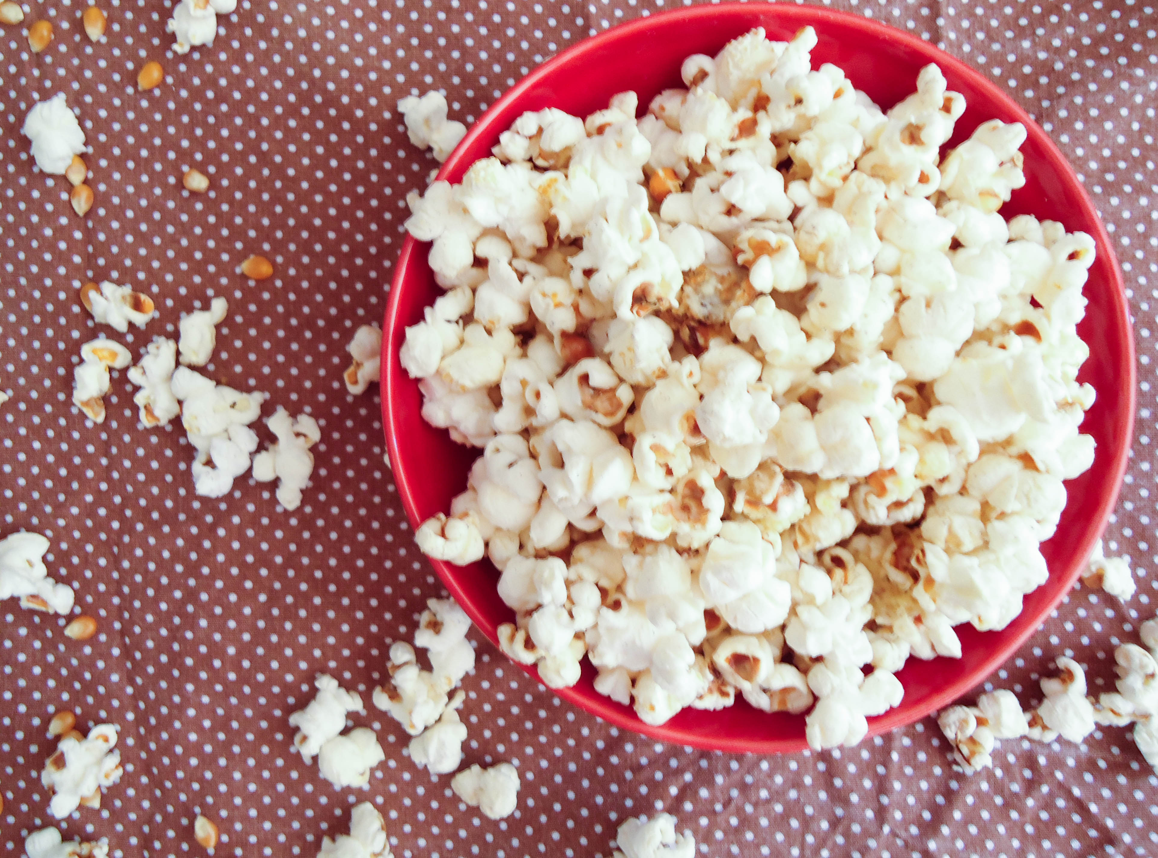 Nonton Sambil Ngemil Popcorn Itu Bikin Gampang Gemuk