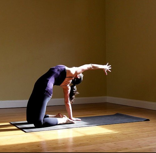 Tanpa Harus Beranjak dari Kasur, 10 Pose Yoga Ini Bisa Bikin Kurus!