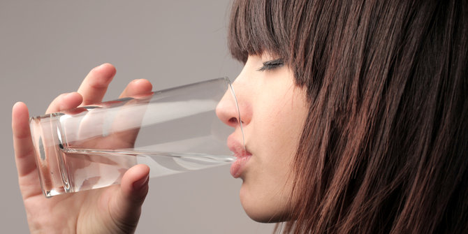 4 Keuntungan dari minum air putih setelah bangun tidur