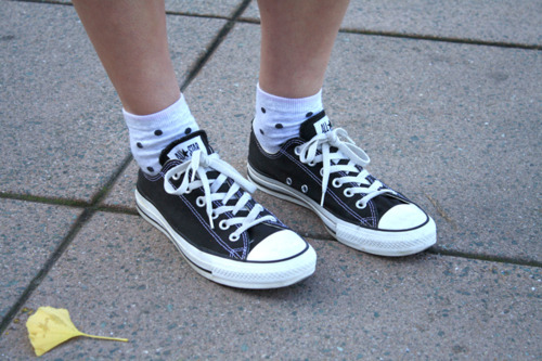 5 Kesalahan yang Bikin Sneakers Kesayangan Jadi Bau Comberan
