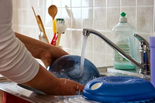 Tips Menghemat Air Saat Mencuci Peralatan Makan