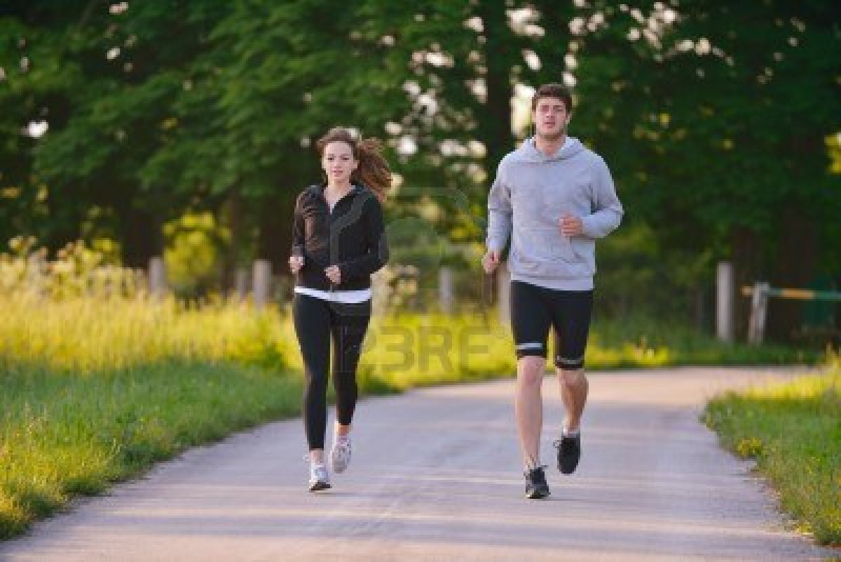 He run in the morning. Пробежка в парке. Человек на пробежке. Мужчина на пробежке в парке. Девушка бежит.