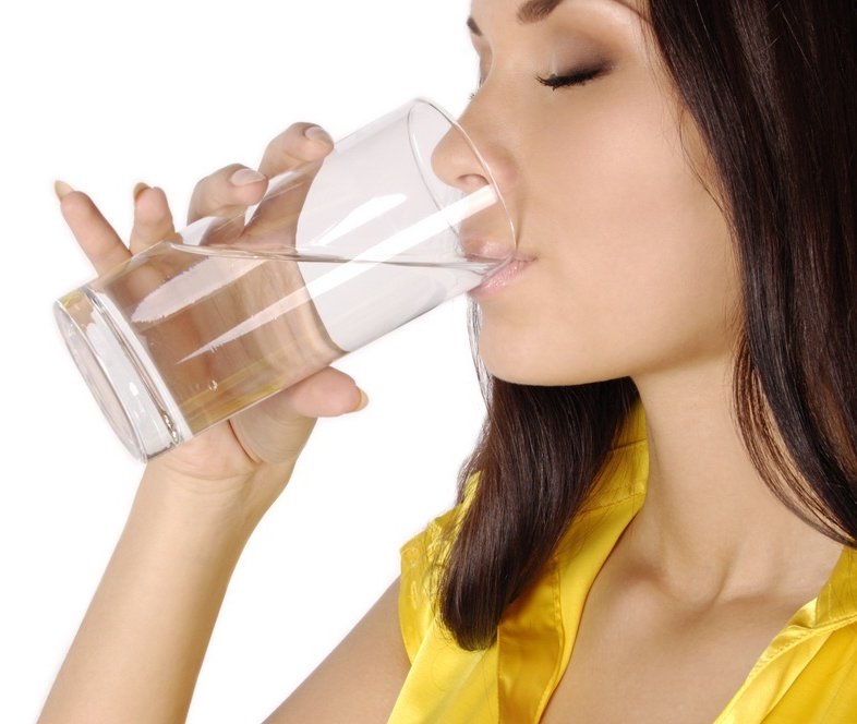 Mana yang Lebih Bermanfaat, Minum Air Putih Hangat Atau Dingin?