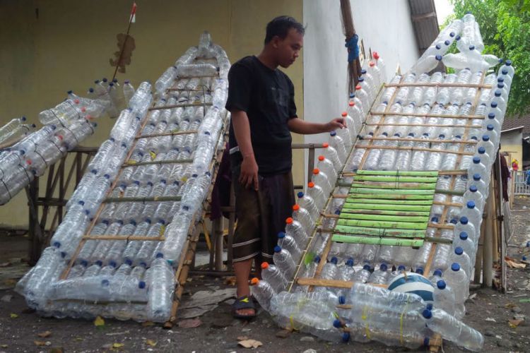 Jaga lingkungan, nelayan Pulau Santen buat perahu dari botol plastik