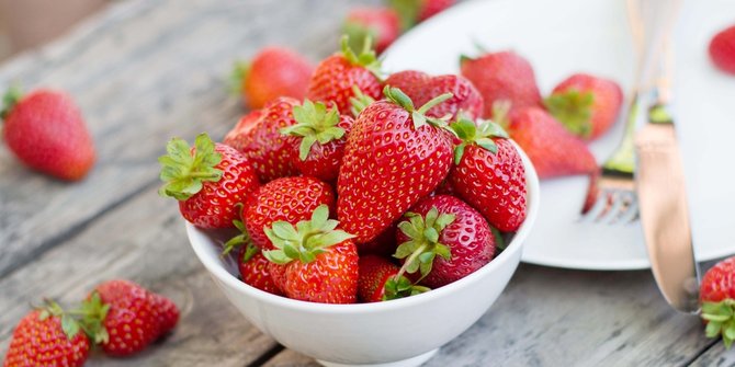 Kebanyakan makan buah stroberi bisa bikin tubuh gatal-gatal?