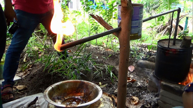 Olah Sampah Plastik Jadi Bahan Bakar Minyak