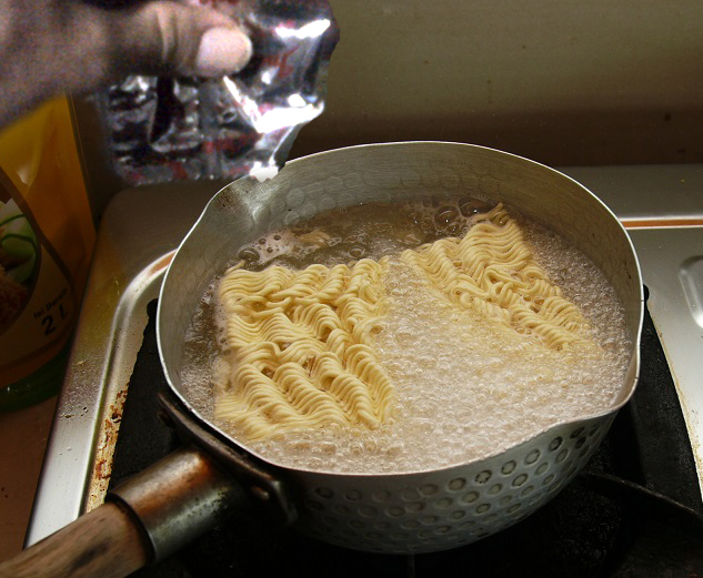 Masak Mi Langsung Dicampur Bumbunya bisa Sebabkan Kanker, Benarkah? 