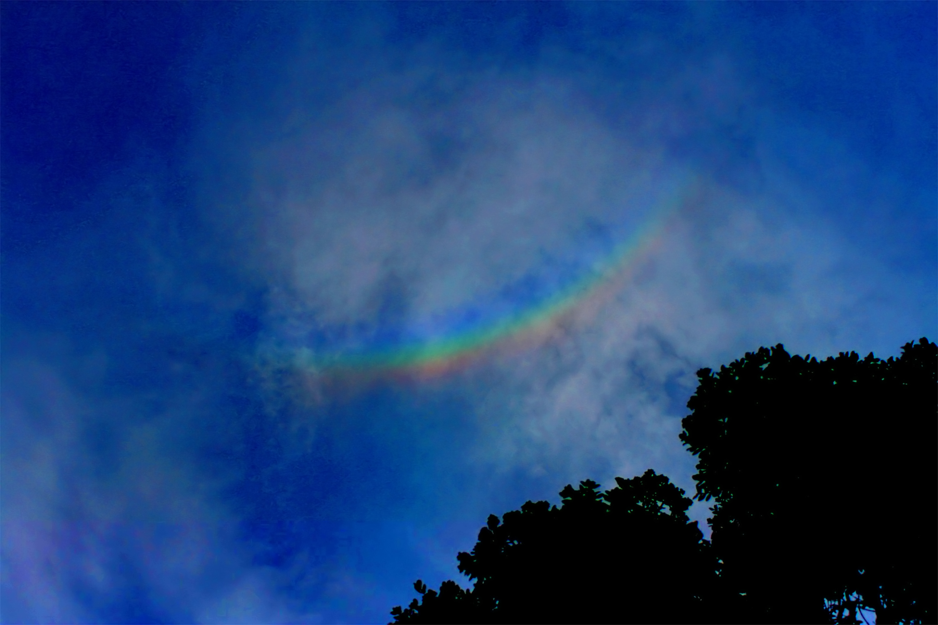 Радуга которая на небе. Околозенитная дуга гало. Радуга которая на небе. Радуга которая на небе. Радужные облака явление.