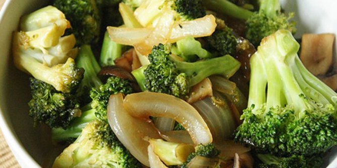 Brokoli siram ayam, sajian berbuka puasa tinggi serat