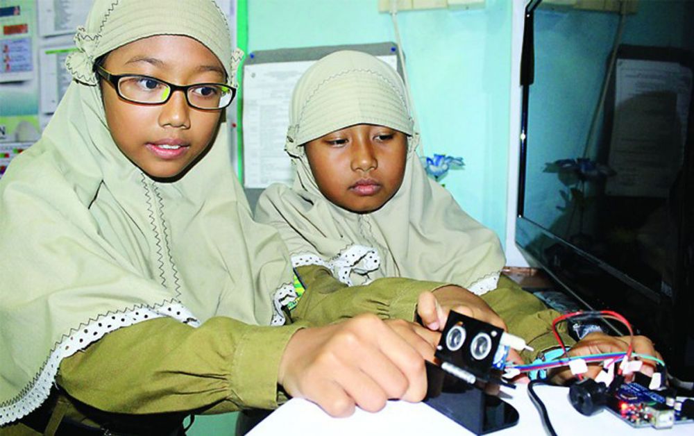 Menjaga Kesehatan Mata, Dua Siswa SD ini Ciptakan Alat Pendeteksi Jarak.