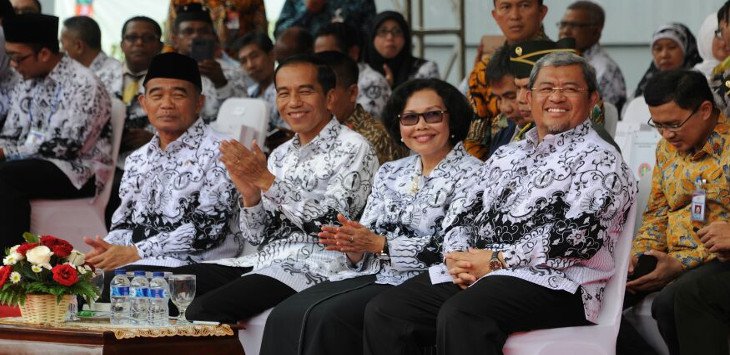 Hormati Jasa Para Guru, Jokowi Lakukan Ini di Atas Panggung