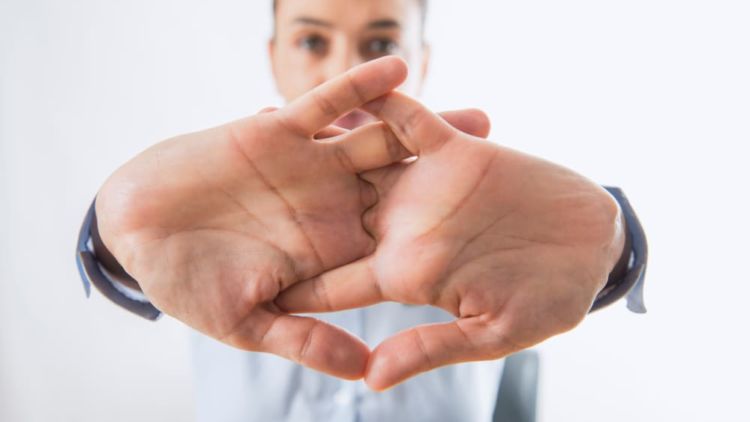 Mengapa Sendi Berbunyi ‘Krek’ Saat Diregangkan? Bahaya Atau Enggak ya ?