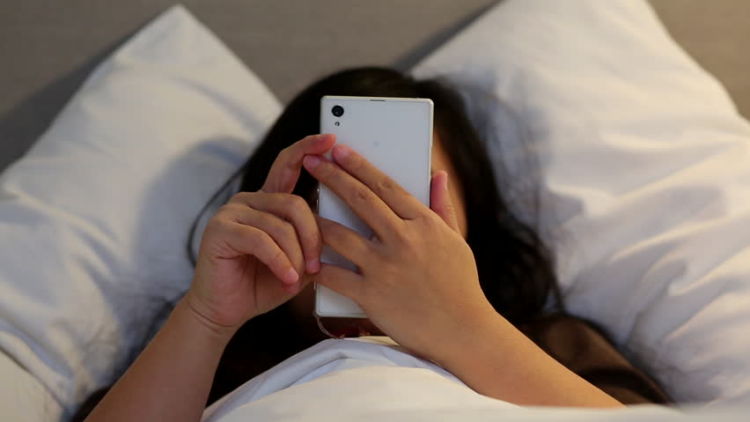 7 Alasan Bangun Tidur Jangan Langsung Buka Ponsel Dulu, Biar Lebih Produktif Awal Harimu!