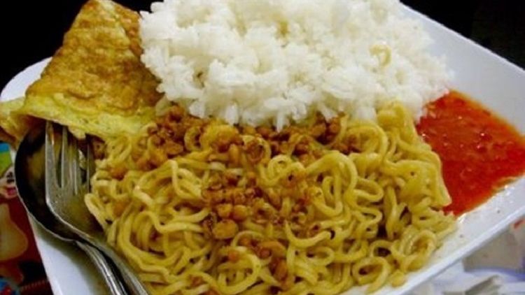 Sering Makan Mie Instan Campur Nasi? 6 Fakta Ini Bakal Bikin Kamu Nggak Akan Makan Mie Instan Campur Nasi.