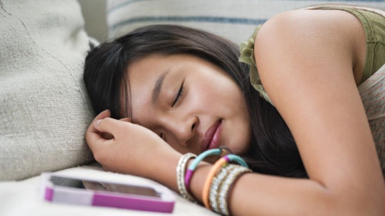 Jangan Tidur Dengan Handphone Menyala! 7 Hal Buruk Ini Bisa Datang Tiba-tiba