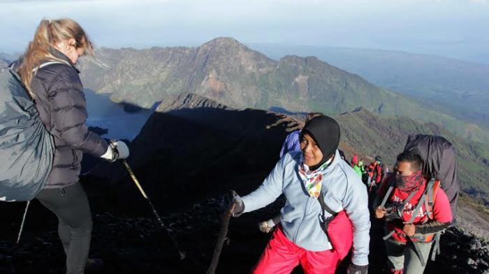 Perbedaan Antara Pendaki Gunung Sejati dan Pendaki Gunung Tukang Selfie. Kamu Termasuk yang Mana?