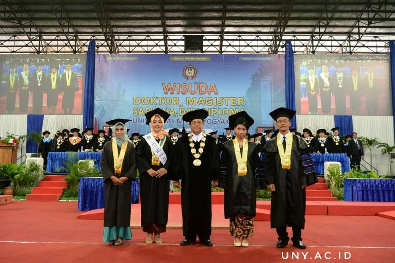 UNY Wisuda 996 Lulusan, 237 Diantaranya Meraih Predikat Cumlaude