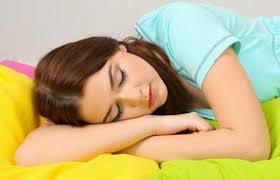 Ini 6 Manfaat Kesehatan Tidur Tanpa Bantal yang Layak Banget Dicoba