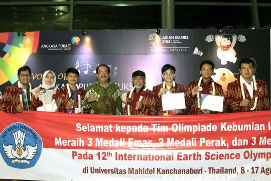 Siswa Indonesia Boyong 3 Emas pada Olimpiade Internasional di Thailand