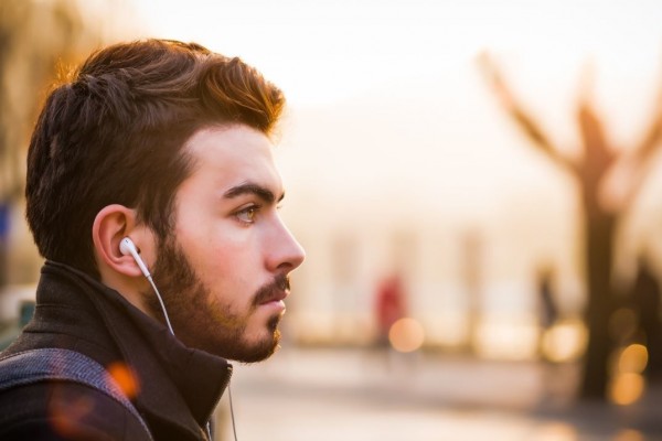 7 Manfaat Mendengarkan Lagu Galau untuk Kesehatan Jiwa Menurut Ahli