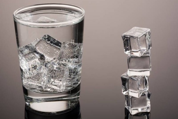Awas, Ini 7 Bahaya yang Akan Mengintaimu Jika Sering Minum Air Es!