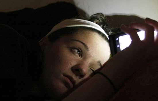 Inilah 5 Dampak Negatif Bagi Tubuh Kamu Jika Main HP Sebelum Tidur