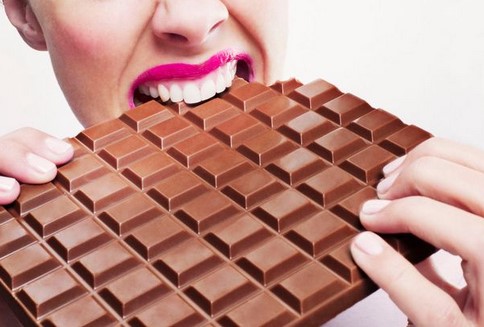 Ini Yang Akan Terjadi Jika Kamu Makan Coklat Dalam Ruangan Gelap