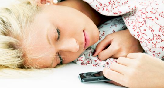 Inilah Bahaya Jika Tidur di Dekat Ponsel