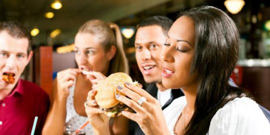 Benarkah Konsumsi Junk Food Saat Diet Bagus untuk Konsestrasi Otak?