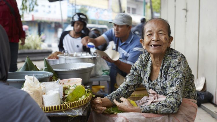 Kisah Jajan Pasar Mbah Satinem dari Jogja yang Mendunia Lewat Street Food-nya Netflix!