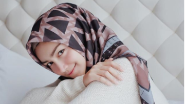 5 Trik Pakai Jilbab Segiempat Bermotif Ala Melody Prima. Anti Pasaran!