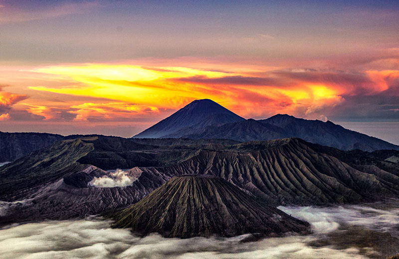 10 Pegunungan di Indonesia – Ketinggian dan Letaknya (#Paling Lengkap)