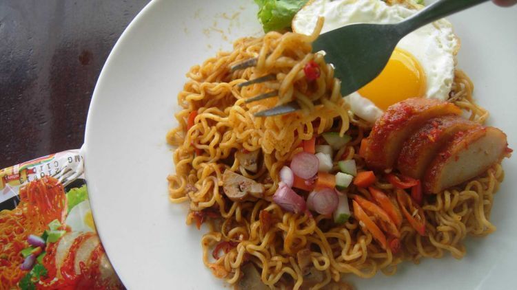 Kenapa Makan Mie Instan 1 Bungkus Itu Kurang, Tapi 2 Bungkus Kebanyakan?