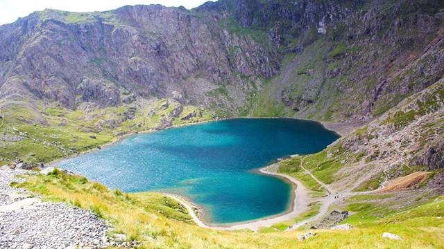 7 DANAU TERDALAM DI DUNIA YANG BIKIN NGERI SEKALIGUS KAGUM