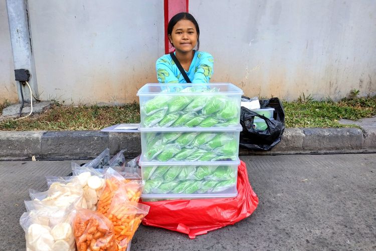 Mari Bantu Dewi, Gadis Penjual Bakpao untuk Bisa Terus Sekolah 