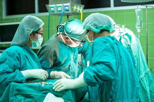 Ini Alasan Dokter Memakai Baju Warna Hijau Saat Operasi Pasien