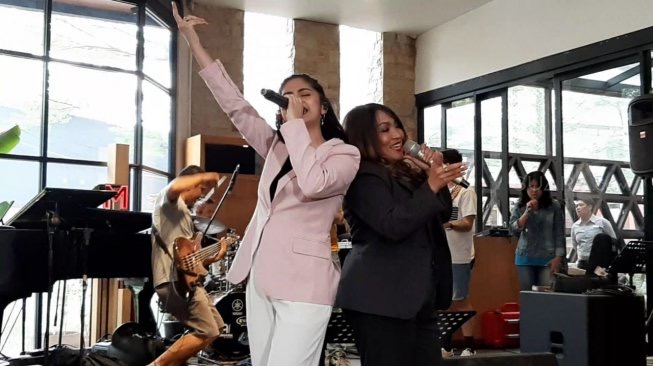 Rieka Roslan Gandeng Tiwi eks T2 Duet Lagu Oh Kasih