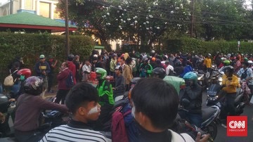Massa-Polisi Tegang di Menara Kompas hingga Pasar Palmerah