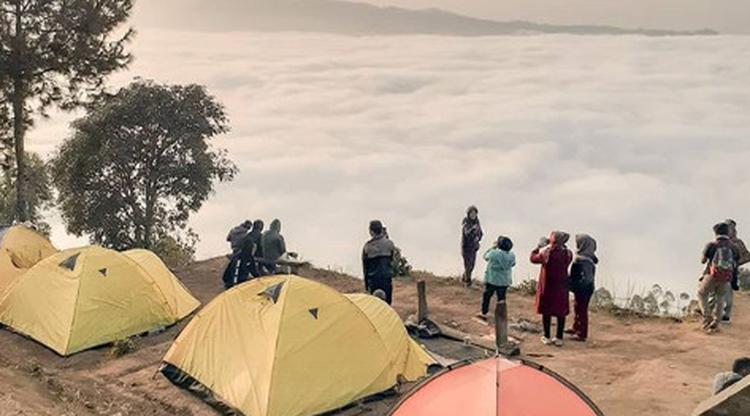 Penampakan bak Negeri di Atas Awan dari Puncak Gunung Putri Lembang