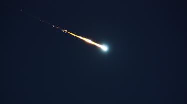 Bola Api Meluncur dari Langit di China, Meteor Jatuh?