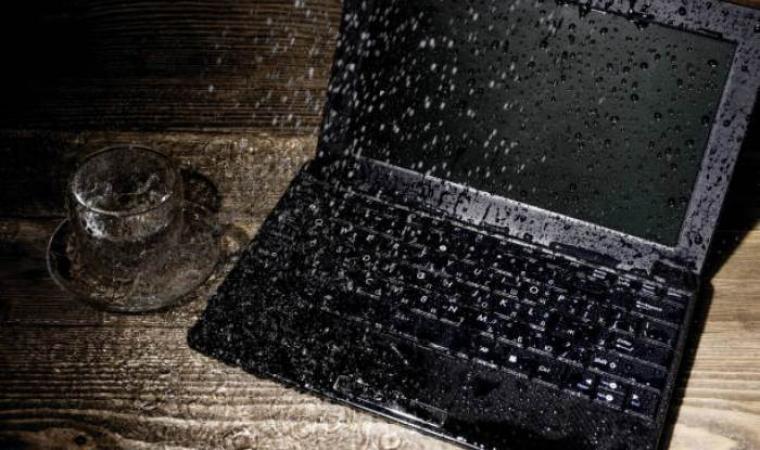 5 Cara Mengatasi Laptop Kena Air Terbukti Ampuh