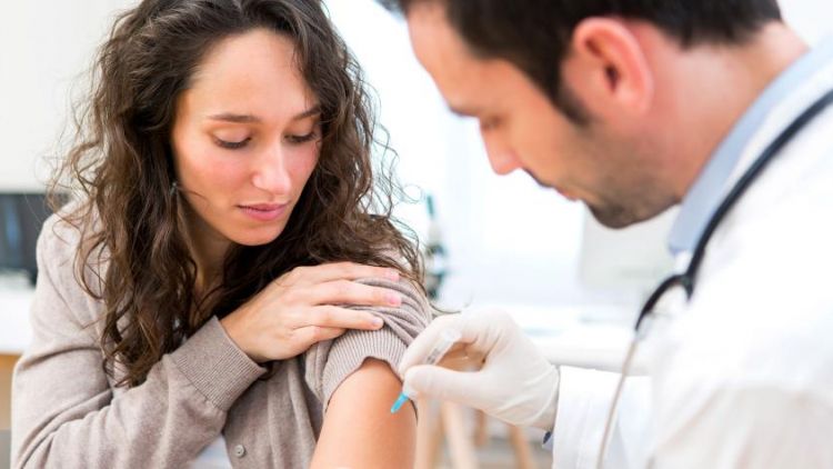 Bukan Cuma Anakmu, ini 10 Vaksin yang Harusnya Juga Didapat Ayah dan Ibu. Catat nih!