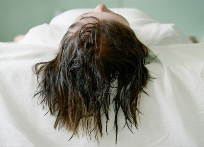 6 Bahaya yang Mengintai Jika Tidur Saat Rambut Masih Basah