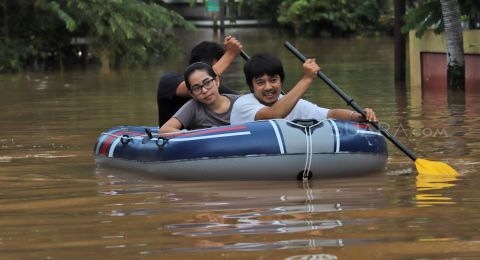 Bencana Langganan Tiap Tahun, Inilah 10 Meme “Banjir Sudah Biasa” ala Orang Indonesia yang Kocak