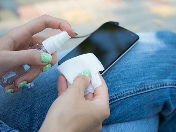 Peneliti Ungkap Cara Efektif Membersihkan Smartphone Agar Terhindar Virus Corona